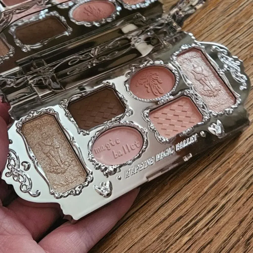 Asian Beauty K'Apeine Swan Ballet Series Eyeshadow Palette